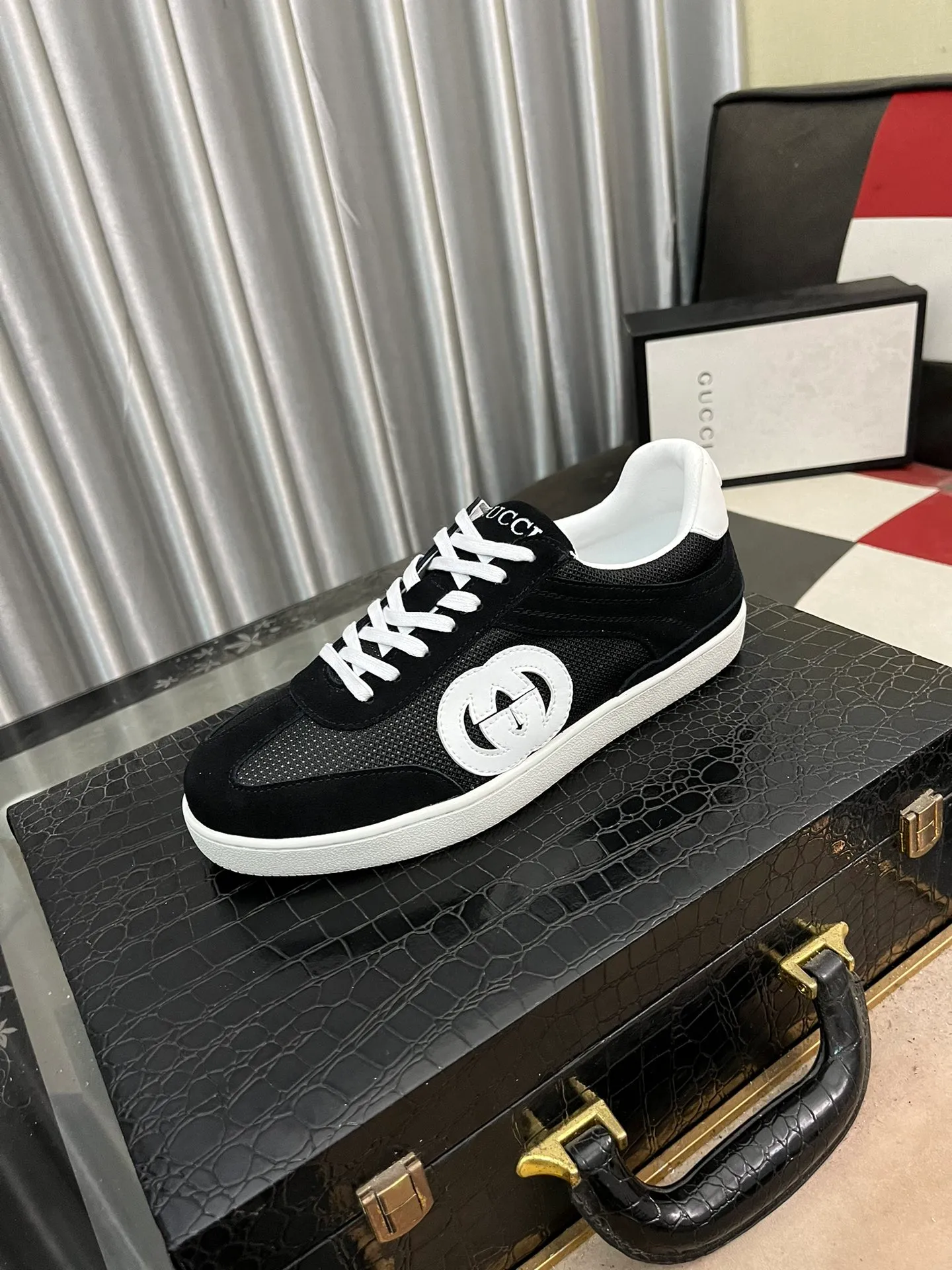 Men's shoes💰380⌚️⌚️[GUCCI] Gucci men's casual shoes are absolutely popular🔥The ultimate matching item for trendy men! The charm of super texture is irresistible, the main recommendation, the flower leather color is bright! The upper is made of high-quality cowhide + brand printed fabric, sheepskin feet, wear-resistant rubber sole, noble and elegant! Extremely comfortable🎁🎁You can be as handsome as you want💪 38-447️⃣colors available